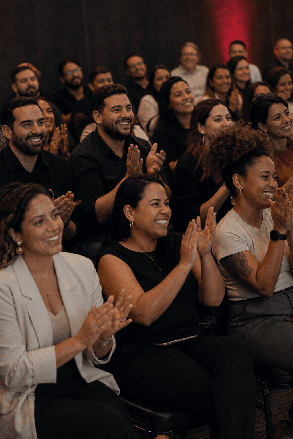 Público compartilhando a mesma experiência presencial do MOVA